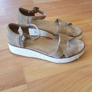 Tom's Platform Wedges